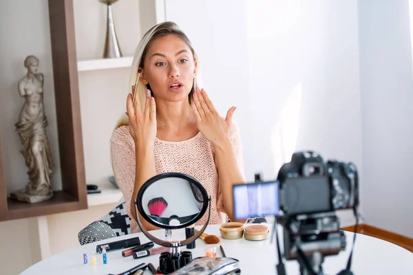 Beautiful Natural Woman Professional Beauty Vlogger Blogger Live Broadcasting Cosmetic — Stockfoto