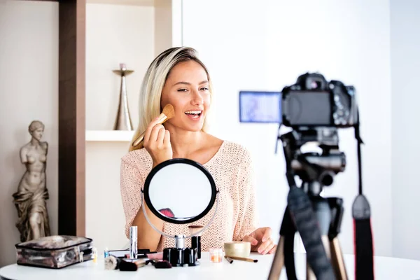 Beautiful Natural Woman Professional Beauty Vlogger Blogger Live Broadcasting Cosmetic — ストック写真
