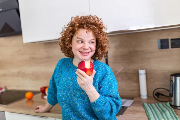 Portrait Lovely Smiling Pretty Girl Biting Apple Her Kitchen Young —  Fotos de Stock