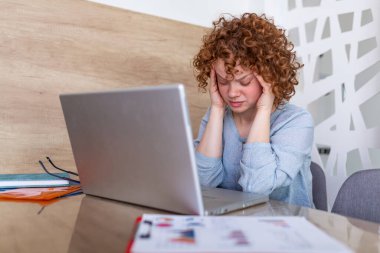 Ofis büro dizüstü atanması bir tıbbi danışmanlık, elektromanyetik radyasyon, hasta ödeme için tedavi online, kronik günlük baş ağrısı, acı önünde çalışan genç sinir bozucu kadın