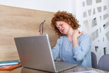İşkadını duygu laptop ile masadan sonra boyun ağrısı. Office Sendromu uzun saatlik bilgisayar iş yüzünden yorgun kadın acı. Güzel kız gergin boyun kasları Masaj