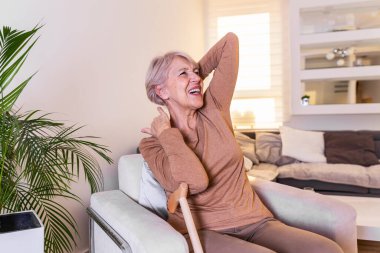 Boynu ağrıyan üzgün yaşlı bayana yakın durun. Akut boyun ağrısı çeken, kronik ağrı sendromu olan yaşlı bir kadın. Boynu ağrıyan yaşlı bir kadın.