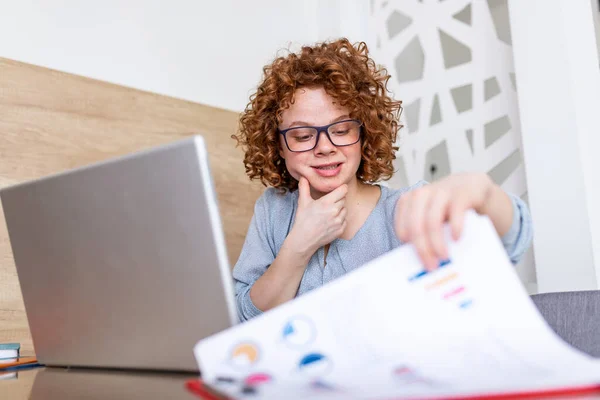 Serious Focused Businesswoman Laptop Holding Papers Preparing Report Analyzing Work — Stock Photo, Image