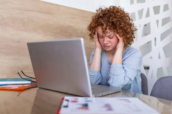 Mujer Frustrada Joven Que Trabaja Escritorio Oficina Delante Computadora Portátil —  Fotos de Stock