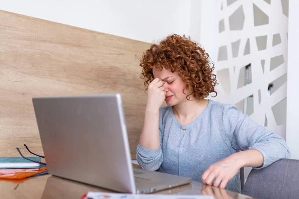 Sfrustrowany Kobieta Pracująca Biurka Przed Laptop Cierpiących Przewlekłe Codzienne Bóle — Zdjęcie stockowe