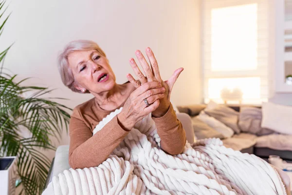 Elderly Woman Suffering Pain Hand Arthritis Old Person Senior Woman — Stockfoto