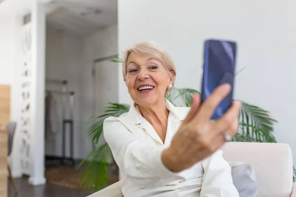 Γιαγιά Παίρνει Selfies Στο Σπίτι Στο Livingroom Κοντινό Πλάνο Πορτρέτο — Φωτογραφία Αρχείου