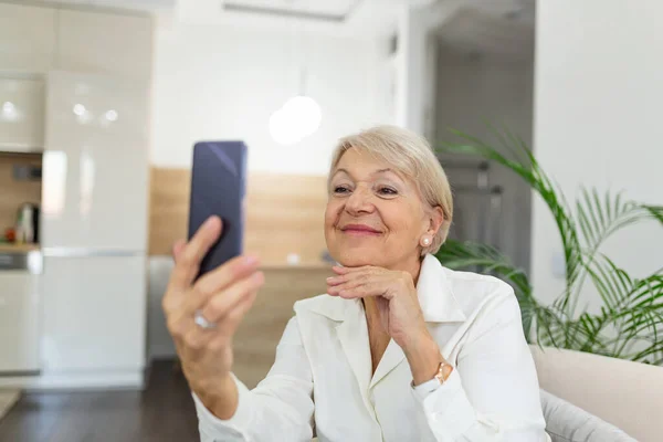 Γιαγιά Παίρνει Selfies Στο Σπίτι Στο Livingroom Κοντινό Πλάνο Πορτρέτο — Φωτογραφία Αρχείου