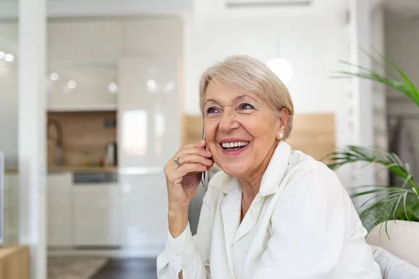Όμορφη Καυκάσια Ηλικιωμένη Γυναίκα Έχει Τηλεφωνική Συνομιλία Τον Παλιό Της — Φωτογραφία Αρχείου