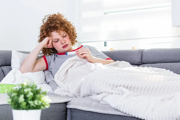 Enfermedad Concepto Problema Virus Estacional Mujer Enferma Teniendo Gripe Acostada —  Fotos de Stock