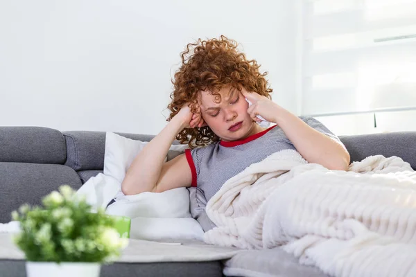 Depresif Genç Kadın Güçlü Baş Ağrısı Migren Üzgün Yorgun Uykulu — Stok fotoğraf