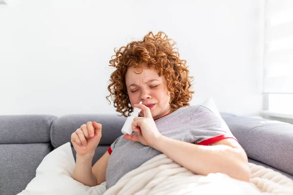 Mujer Tiene Alergias Está Usando Aerosol Nasal Para Ayudarse Misma — Foto de Stock