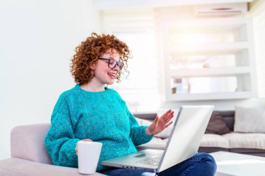 Genç bir kadın karantinadayken arkadaşlarıyla evden bir video görüşmesi yapıyor. Çekici bir genç kadının bilgisayarını kullanarak evde video görüşmesi yaparken görüntüsü kesilmiş.