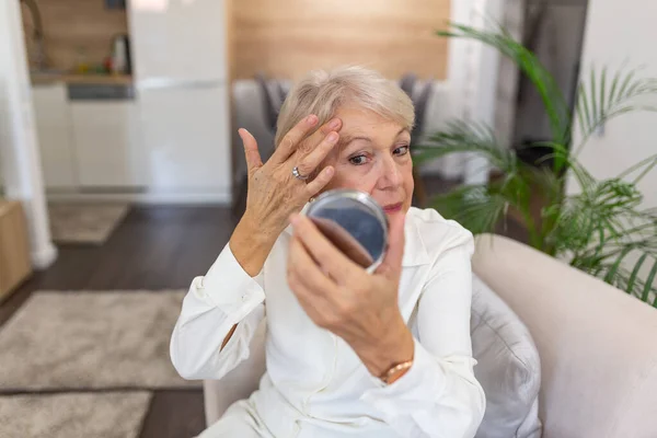 Leende Senior Kvinna Tillämpa Aging Lotion För Att Bort Mörka — Stockfoto
