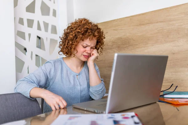 Jeune Femme Frustrée Travaillant Bureau Devant Ordinateur Portable Souffrant Maux — Photo