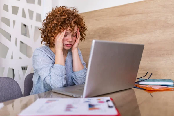Mujer Frustrada Joven Que Trabaja Escritorio Oficina Delante Computadora Portátil —  Fotos de Stock