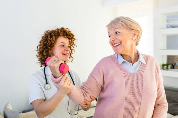 Oudere Vrouw Beroerte Het Verpleeghuis Oefenen Met Professionele Fysiotherapeut Oudere — Stockfoto