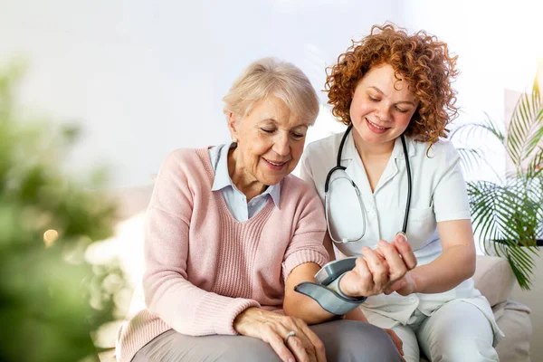 Gondozó Otthon Méri Idős Vérnyomását Kedves Gondozó Egy Boldog Idős — Stock Fotó