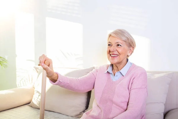 Pensionerad Kvinna Med Hennes Trä Käpp Hemma Lycklig Senior Kvinna — Stockfoto