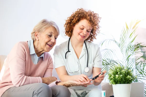 Caregiver Measuring Blood Sugar Senior Woman Home Kind Carer Measuring — Foto Stock