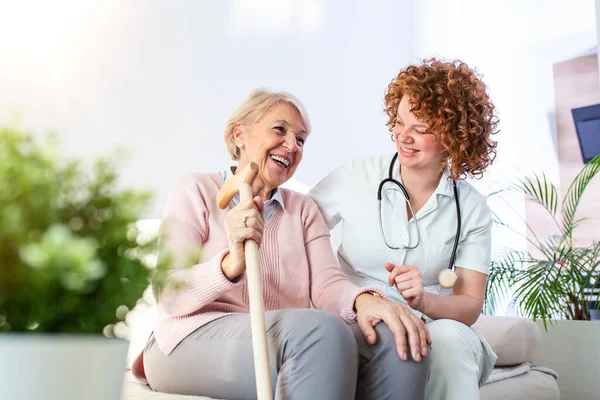 Vriendelijke Relatie Tussen Lachende Verzorger Uniform Gelukkige Oudere Vrouw Ondersteunende — Stockfoto