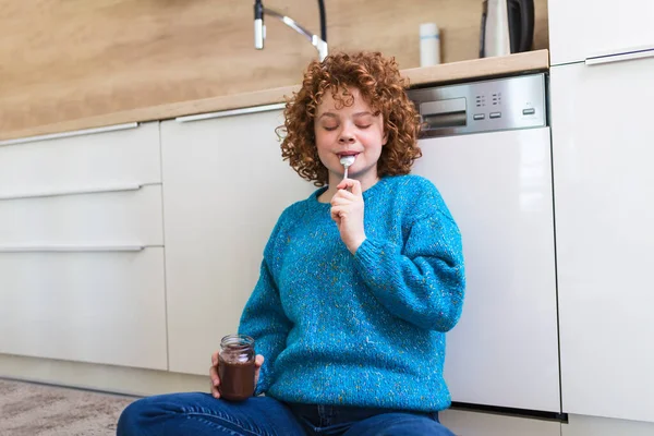 Mujer Joven Jengibre Lindo Ropa Moderna Con Estilo Disfrutando Chocolate —  Fotos de Stock