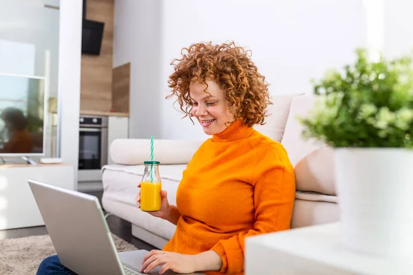 Young Smiling Red Hair Woman Working Home She Connecting Laptop — Stock fotografie