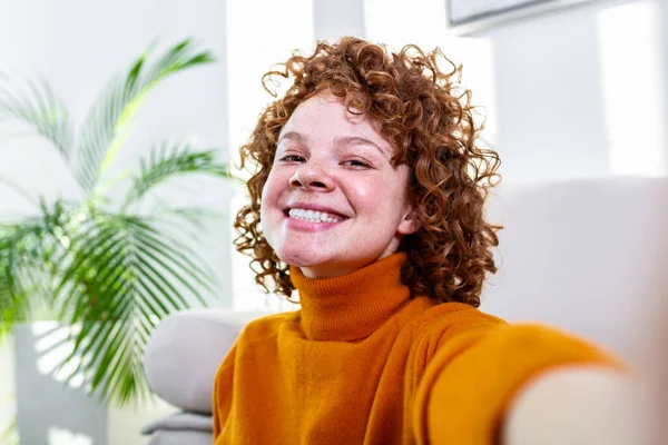 Fechar Foto Uma Linda Menina Cabelo Vermelho Tomando Selfies Braço — Fotografia de Stock