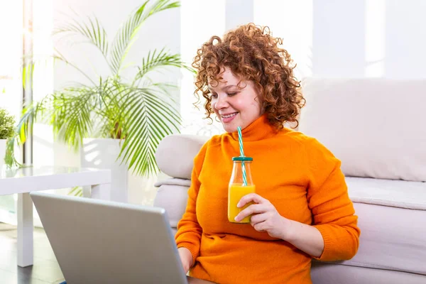 Young Smiling Red Hair Woman Working Home She Connecting Laptop — Stockfoto