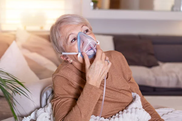 Solunum Yapan Hasta Yaşlı Bir Kadın Için Ilaç Iyi Ilaçtır — Stok fotoğraf