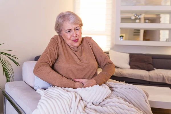 Alter Gesundheitsproblem Und Menschenbild Seniorin Leidet Hause Unter Bauchschmerzen Seniorin — Stockfoto