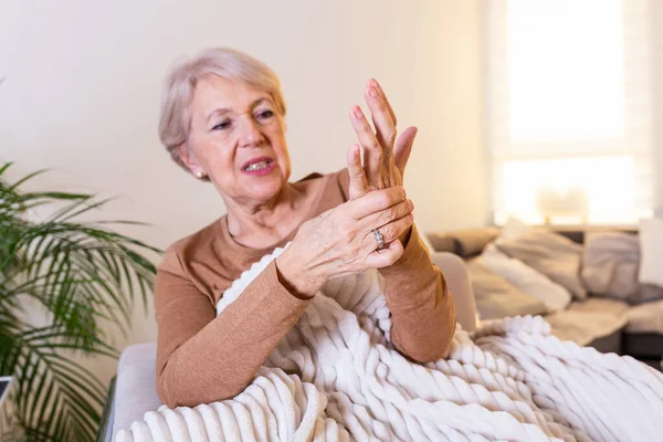 Elderly Woman Suffering Pain Hand Arthritis Old Person Senior Woman — Stockfoto