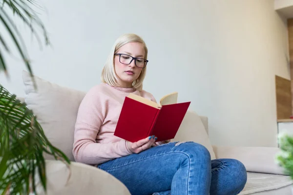 Young Beautiful Woman Lying Sofa Reading Book Home Excellent Book — Stockfoto