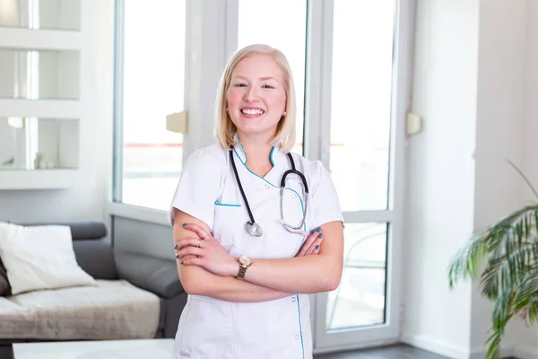 Νεαρή Χαμογελαστή Γυναίκα Γιατρός Ελκυστικός Νεαρός Ιατρός Σταυρωμένα Χέρια Της — Φωτογραφία Αρχείου