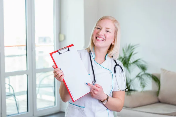 Female Doctor Holding Clip Board Smiling Woman Doctor Standing Straight — Stockfoto