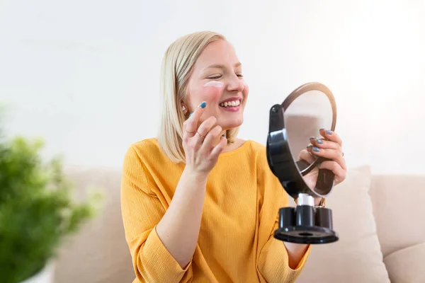 Young Woman Putting Moisturizer Her Facial Smiling Young Albino Woman — Stockfoto
