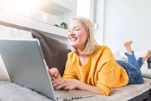 Woman Relaxing Comfortable Couch Using Laptop Home Portrait Beautiful Young — Foto de Stock