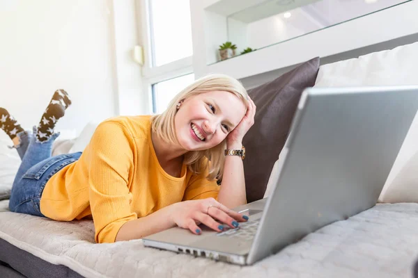 Усміхнена Альбіносова Жінка Працює Дому Вводячи Електронну Пошту Ноутбук Сидячи — стокове фото