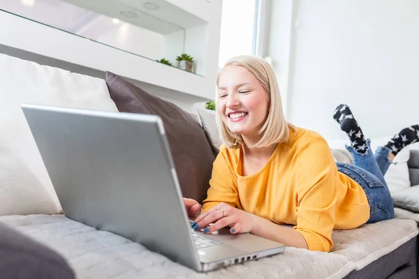 Glad Tjej Chattar Online Laptop Ler Blond Kvinna Meddelanden Med — Stockfoto