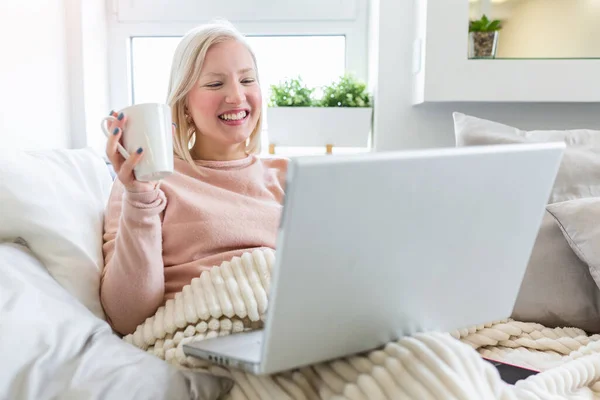 Szczęśliwa Przypadkowa Piękna Kobieta Pracująca Laptopie Leżącym Łóżku Domu Freelancer — Zdjęcie stockowe