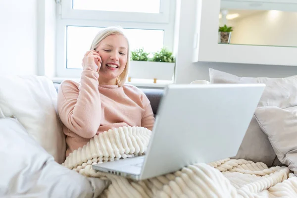 Jovem Alegre Feliz Falando Telefone Casa Sorrindo Menina Adolescente Fazendo — Fotografia de Stock