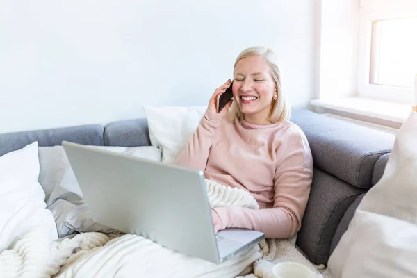 Jovem Alegre Feliz Falando Telefone Casa Sorrindo Menina Adolescente Fazendo — Fotografia de Stock