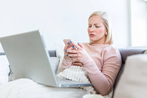 Boos Jonge Vrouw Met Online Bankieren Service Probleem Met Geblokkeerde — Stockfoto