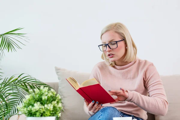 Mujer Joven Casa Sentada Sofá Moderno Relajándose Sala Estar Leyendo — Foto de Stock