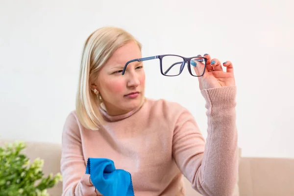 Mujer Limpiando Gafas Lectura Con Tela Lente Gafas Limpieza Manos — Foto de Stock