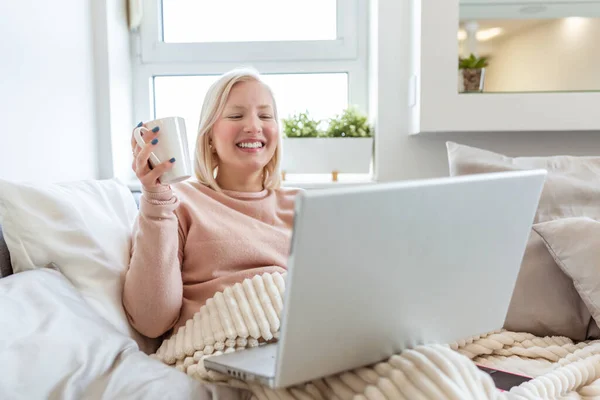 Jovem Bebendo Café Casa Sua Cama Verificando Seu Laptop Mulher — Fotografia de Stock