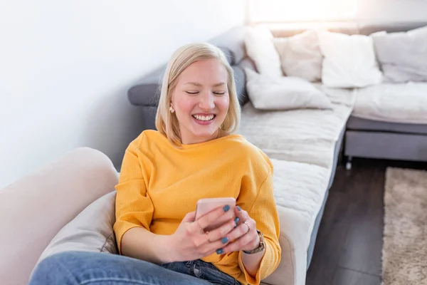 Full Length Shot Smiling Woman Reading Message Her Mobile Phone — Stockfoto