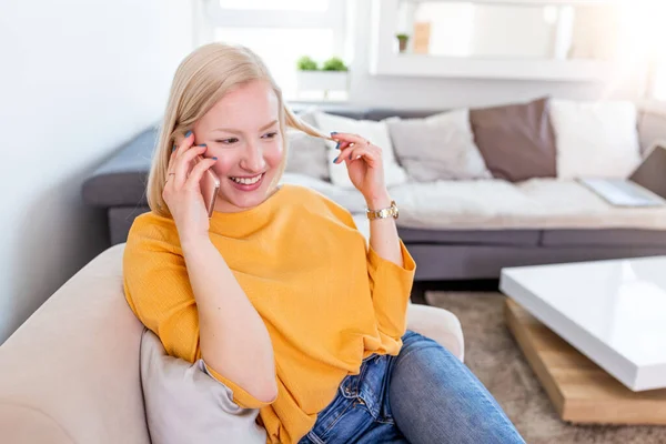 Χαρούμενη Χαρούμενη Νεαρή Γυναίκα Που Μιλάει Στο Τηλέφωνο Στο Σπίτι — Φωτογραφία Αρχείου