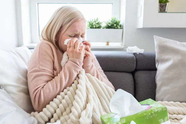 Nemoc Sezónní Virový Problém Žena Nemocná Chřipku Leží Gauči Dívá — Stock fotografie