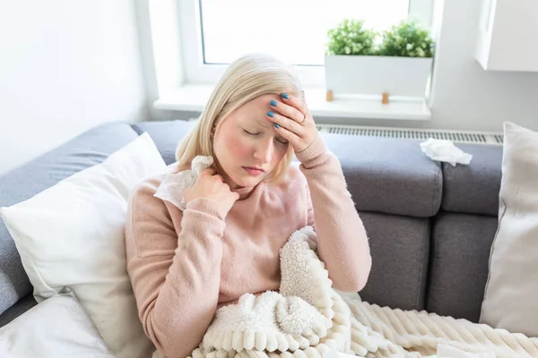 Sick Woman Headache Sitting Blanket Sick Woman Seasonal Infections Flu — Photo